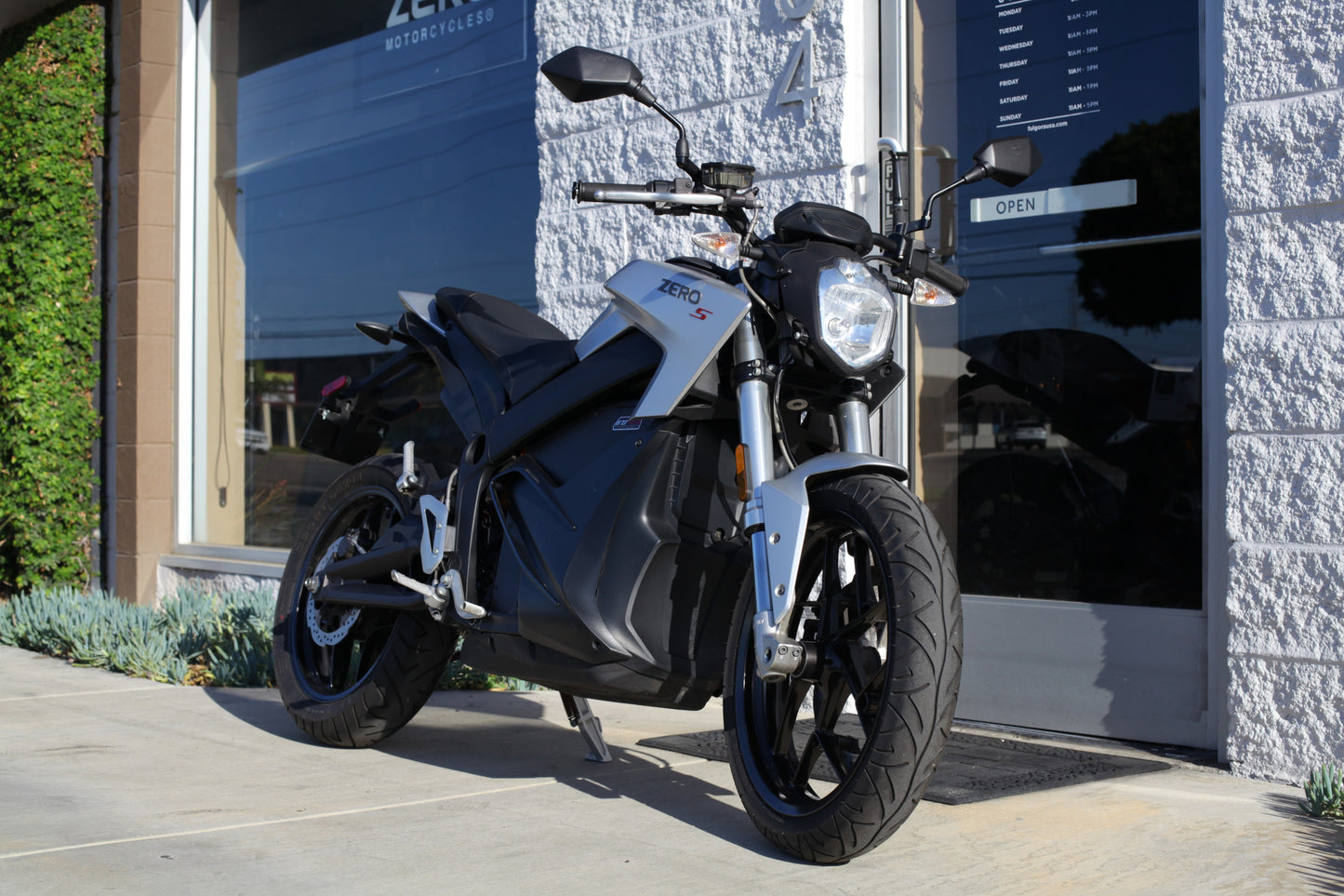 2018 Zero S (ZF 13.0) Satin Silver [PRE-OWNED] $5,990 OBO