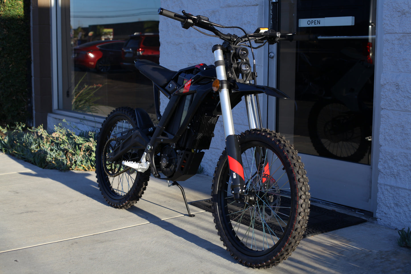 2026 Zero XB Black or White $4,395